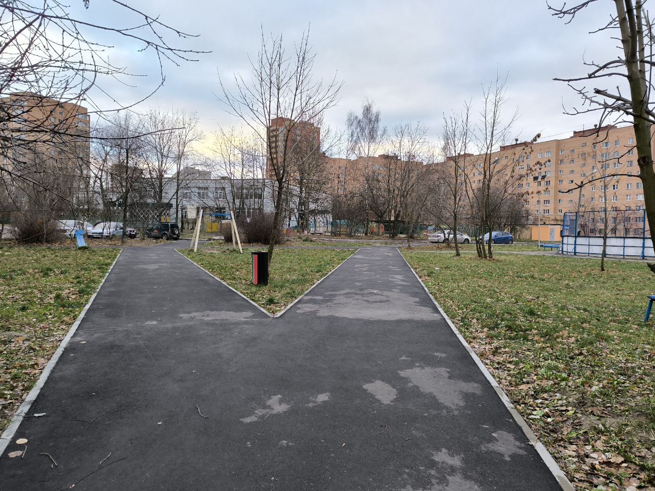 Начальник управления благоустройства администрации Павел Никишкин встретился с жителями домов 15 и 23 по улице Полевая