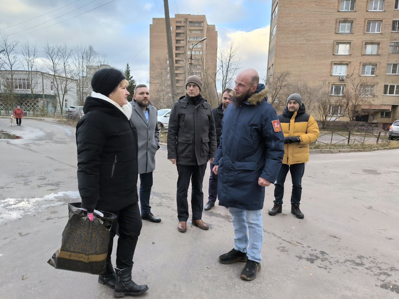 Начальник управления благоустройства администрации Павел Никишкин встретился с жителями домов 15 и 23 по улице Полевая