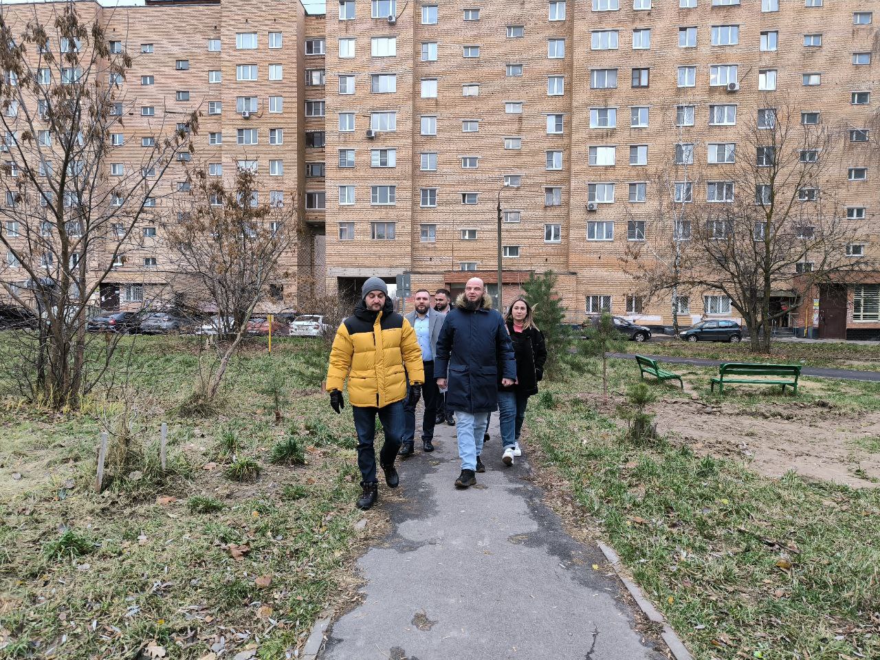 Начальник управления благоустройства администрации Павел Никишкин встретился с жителями домов 15 и 23 по улице Полевая