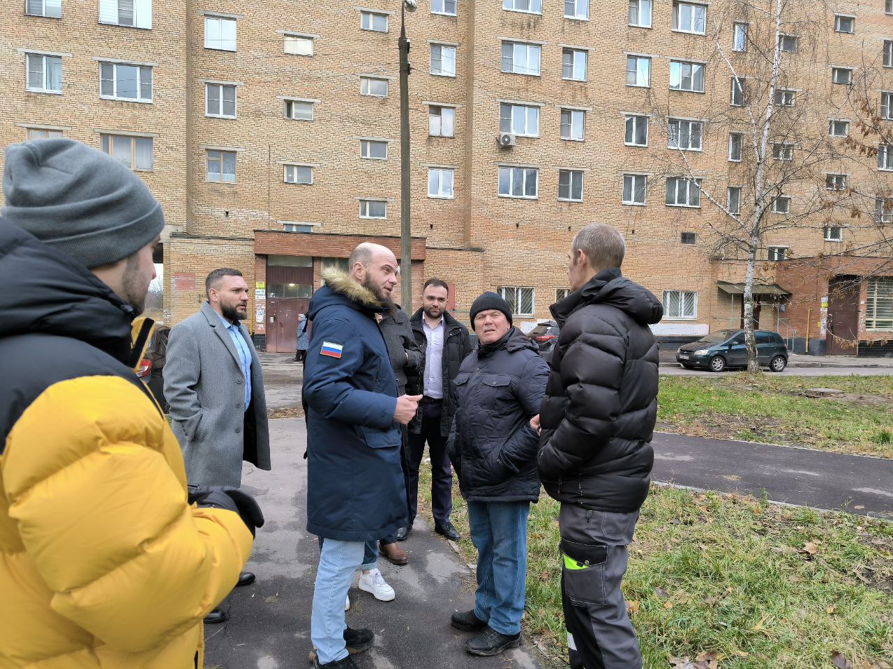 Начальник управления благоустройства администрации Павел Никишкин встретился с жителями домов 15 и 23 по улице Полевая
