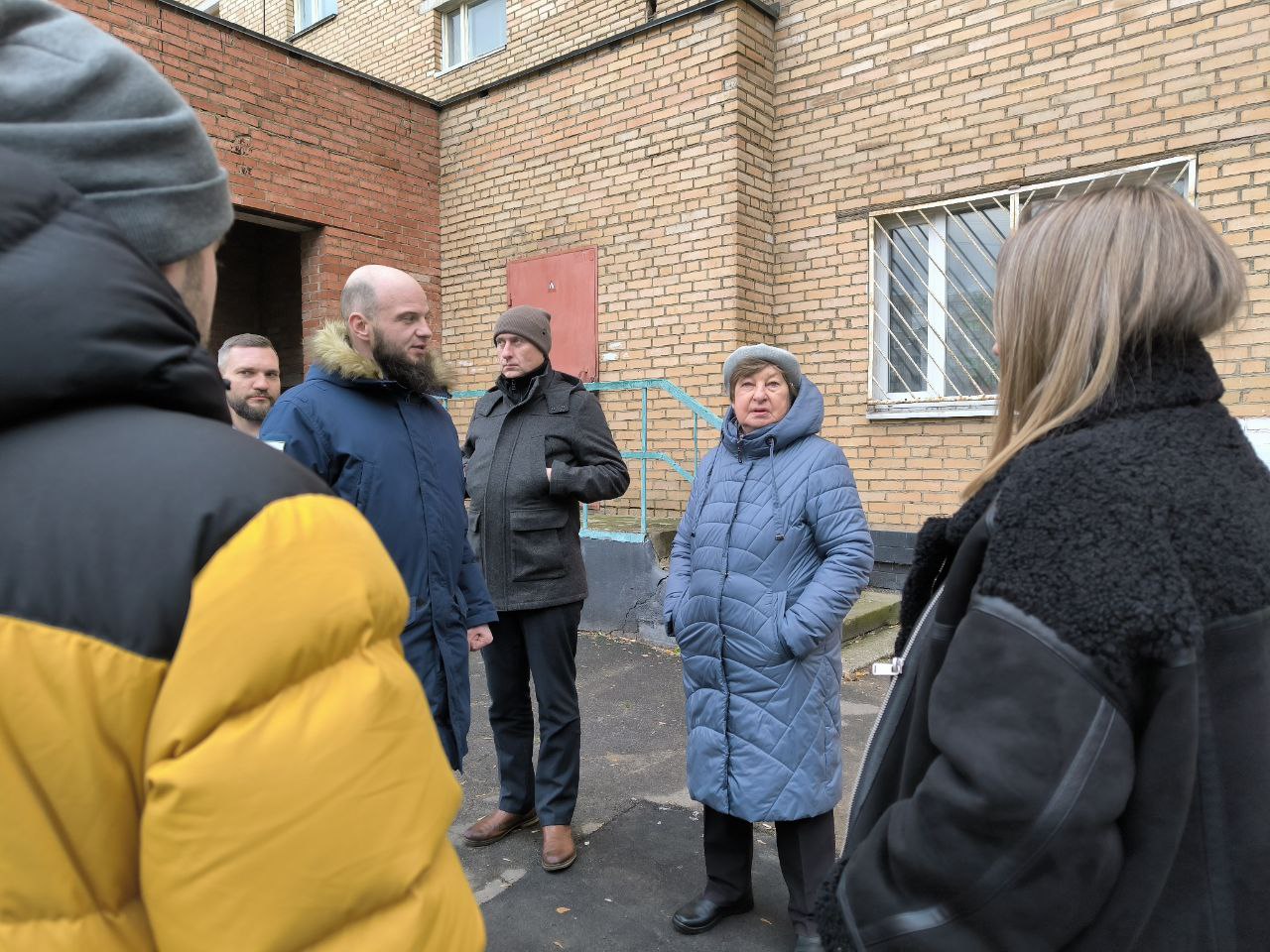 Начальник управления благоустройства администрации Павел Никишкин встретился с жителями домов 15 и 23 по улице Полевая
