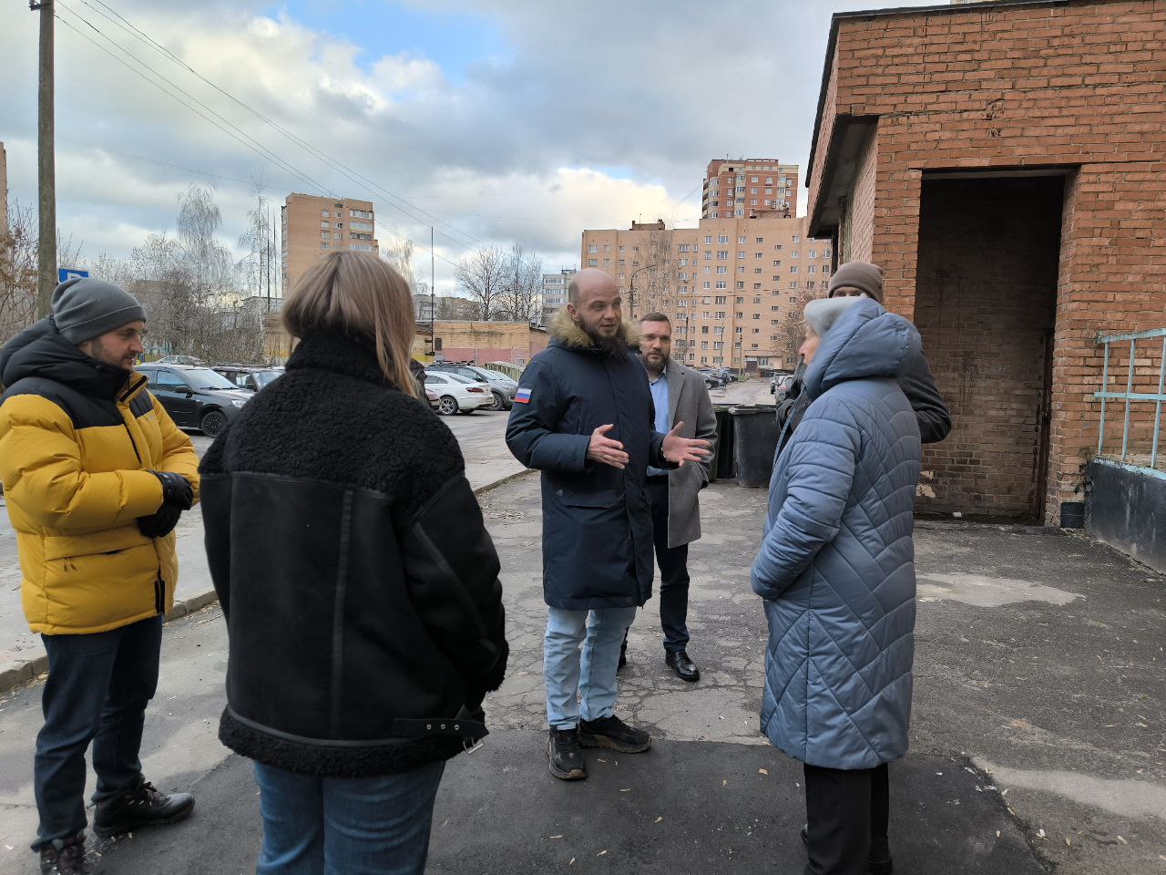 Начальник управления благоустройства администрации Павел Никишкин встретился с жителями домов 15 и 23 по улице Полевая