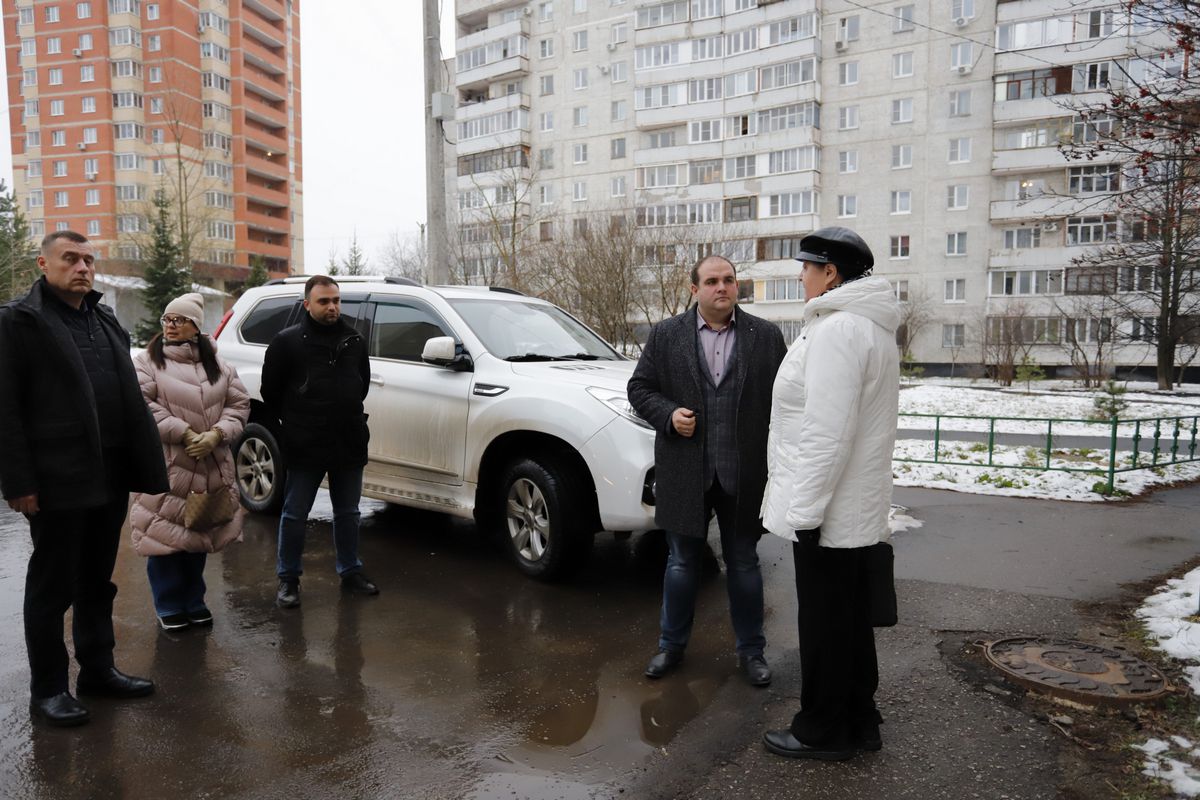Заместитель главы городского округа Фрязино Артем Вольчак пообщался с жителями домов 27 А, Б, В, Г по улице Полевая