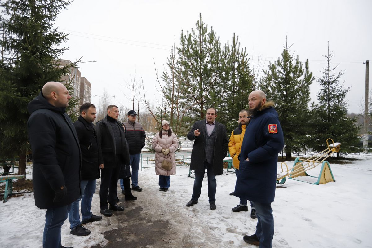 Заместитель главы городского округа Фрязино Артем Вольчак пообщался с жителями домов 27 А, Б, В, Г по улице Полевая