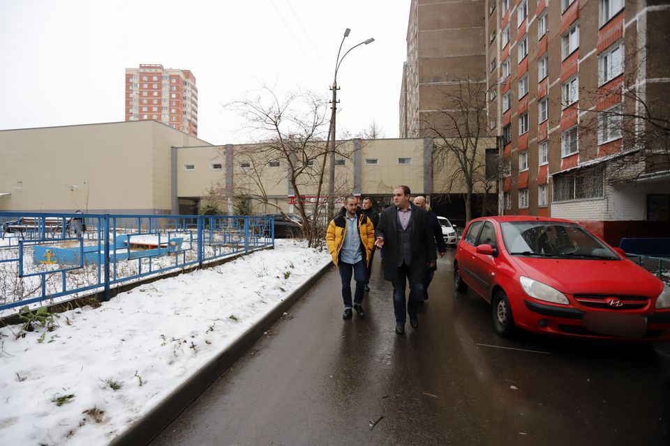 Заместитель главы городского округа Фрязино Артем Вольчак пообщался с жителями домов 27 А, Б, В, Г по улице Полевая