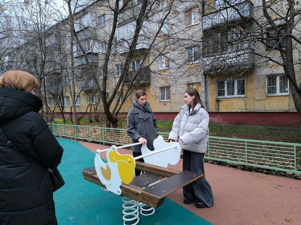 Заместитель главы городского округа Фрязино Наталия Князева провела мониторинг состояния дворов домов 3А и 4А по улице Попова
