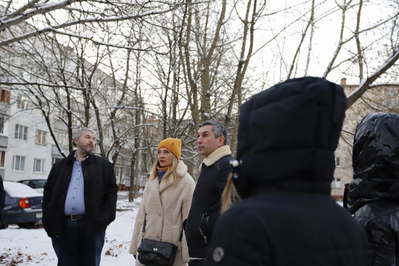 Первый заместитель главы городского округа Фрязино Нодар Бощеван провел обход закрепленной территории по адресам: ул. Школьная д.7, 7а, 9, 11