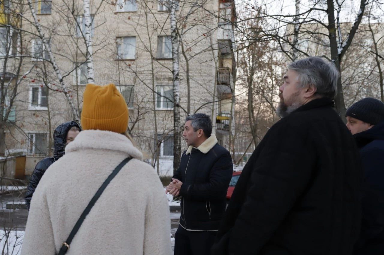 Первый заместитель главы городского округа Фрязино Нодар Бощеван провел обход закрепленной территории по адресам: ул. Школьная д.7, 7а, 9, 11