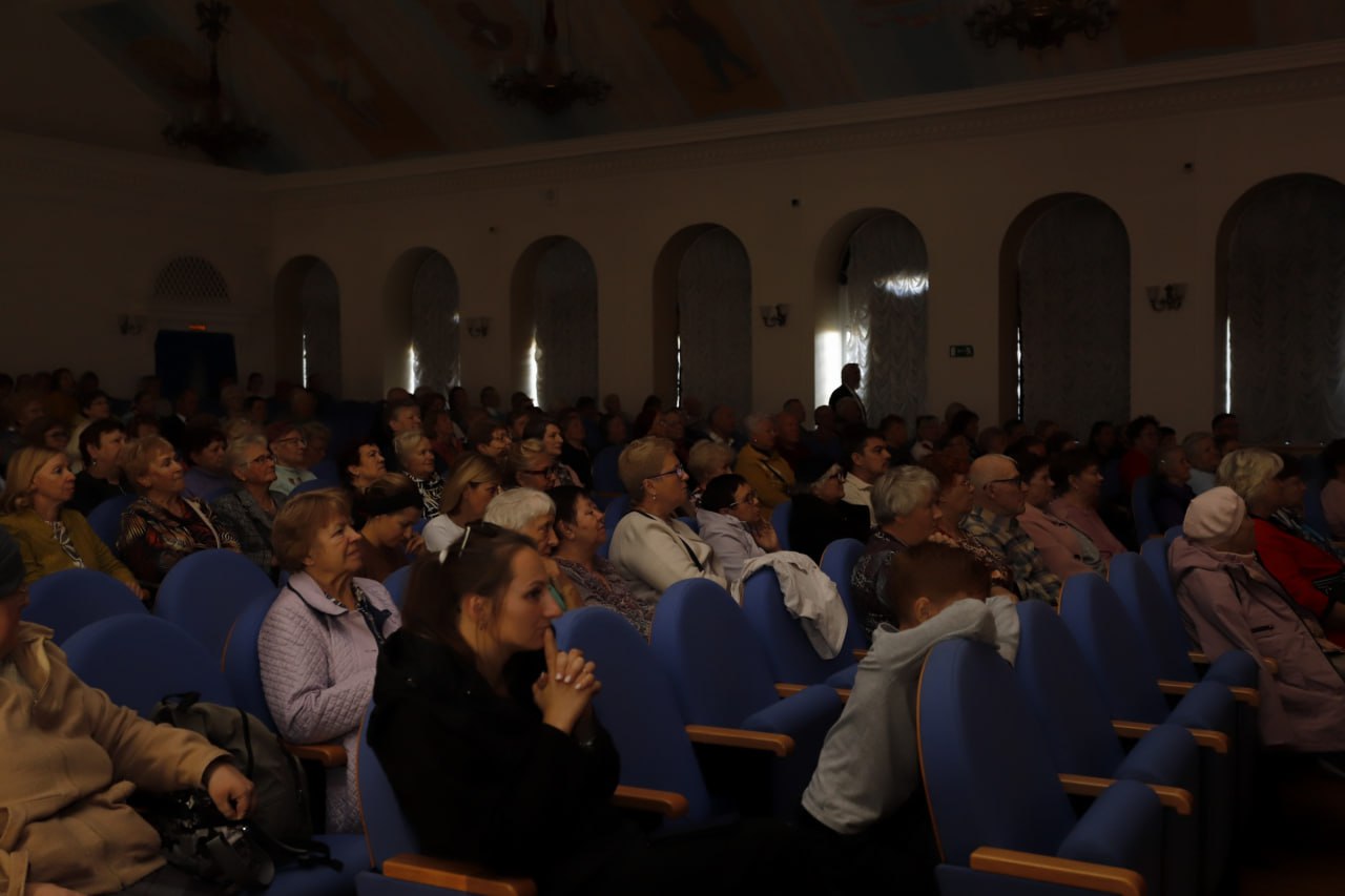 Глава городского округа Фрязино Дмитрий Воробьев поздравил с праздником старшее поколение