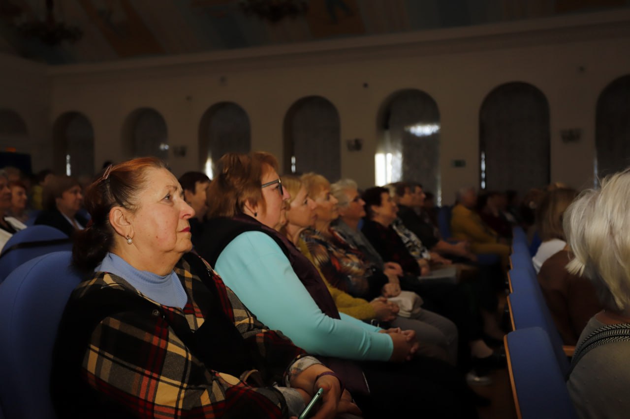 Глава городского округа Фрязино Дмитрий Воробьев поздравил с праздником старшее поколение