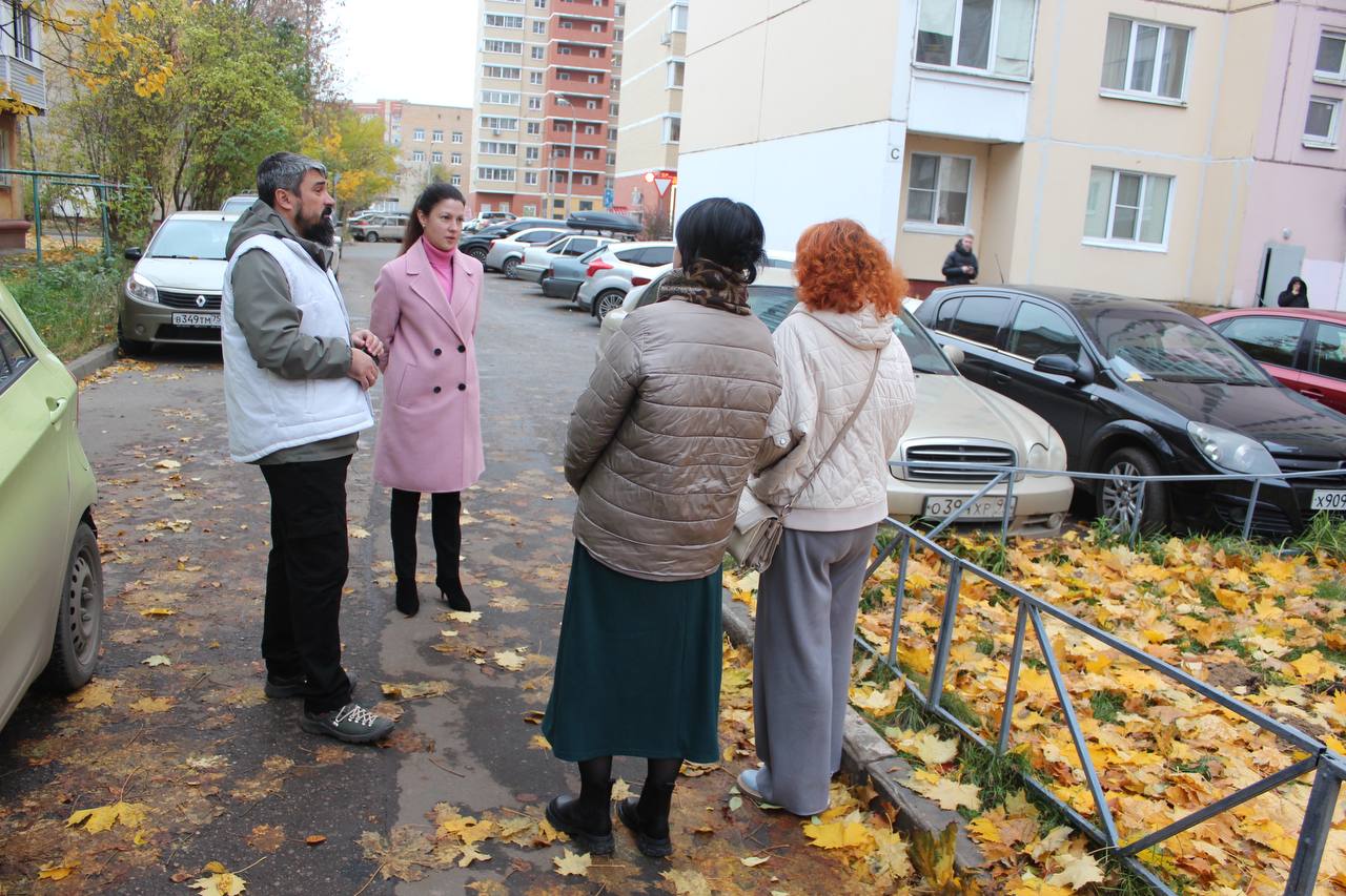 Заместитель главы городского округа Фрязино Наталья Силаева в рамках обхода закрепленной территории, встретилась с жителями во дворе между Ленина д.33, ул. Попова д.1 и ул. Горького д.2