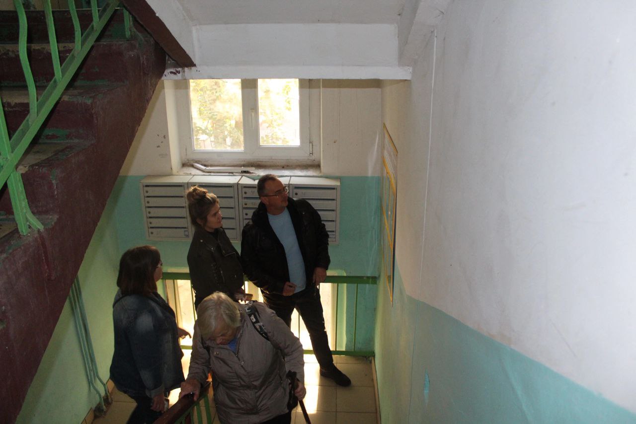 Исполняющий обязанности заместителя главы городского округа Фрязино Олег Фрибус встретился с жителями дома № 23 по улице Ленина