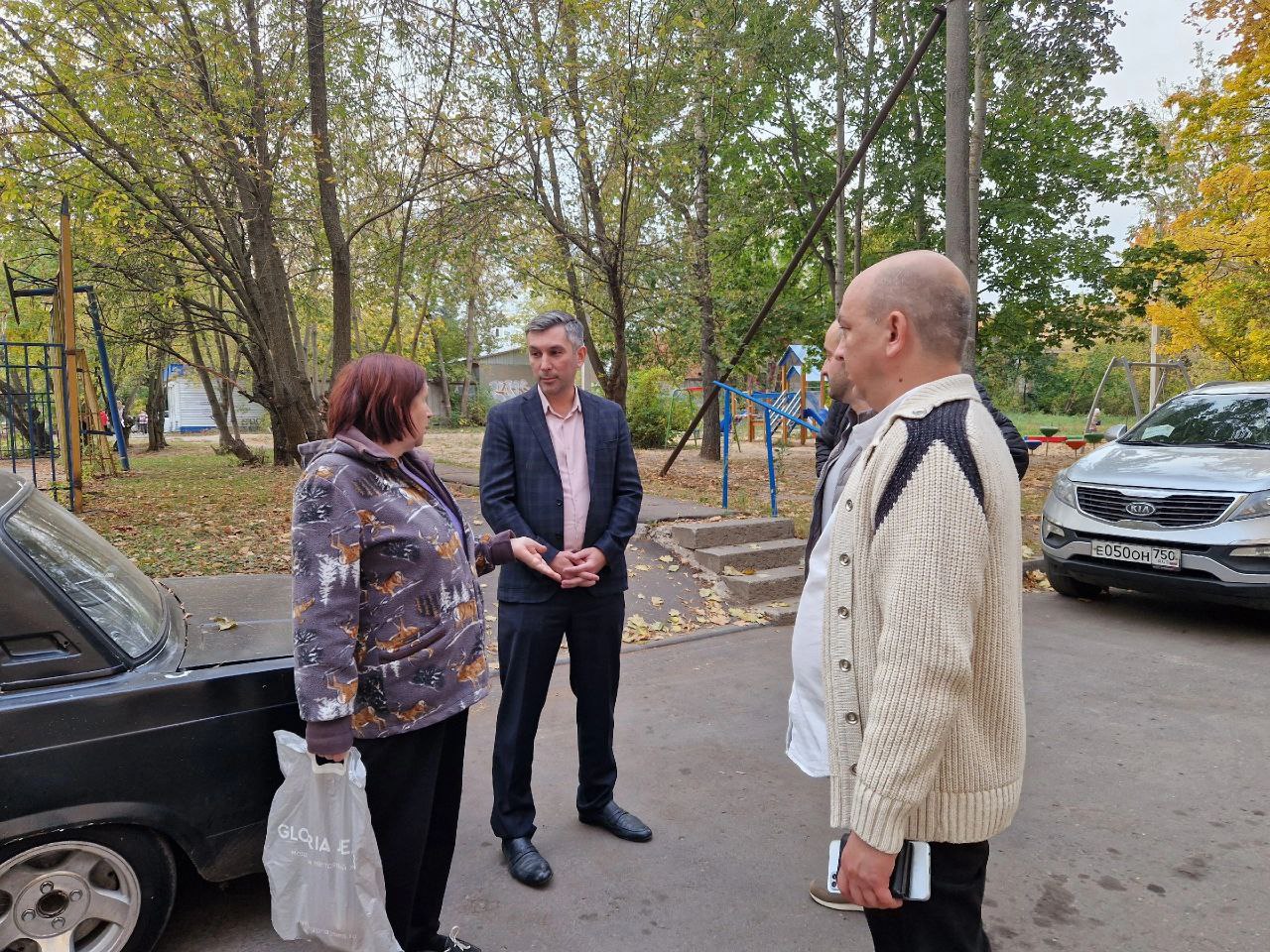 Первый заместитель главы городского округа Фрязино Нодар Бощеван провел встречу с жителями д.17 и 19 по проспекту Мира