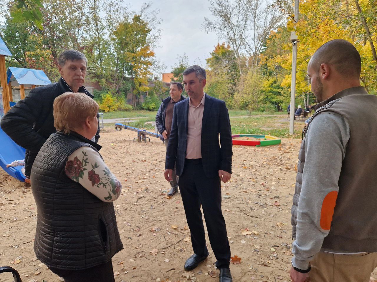 Первый заместитель главы городского округа Фрязино Нодар Бощеван провел встречу с жителями д.17 и 19 по проспекту Мира