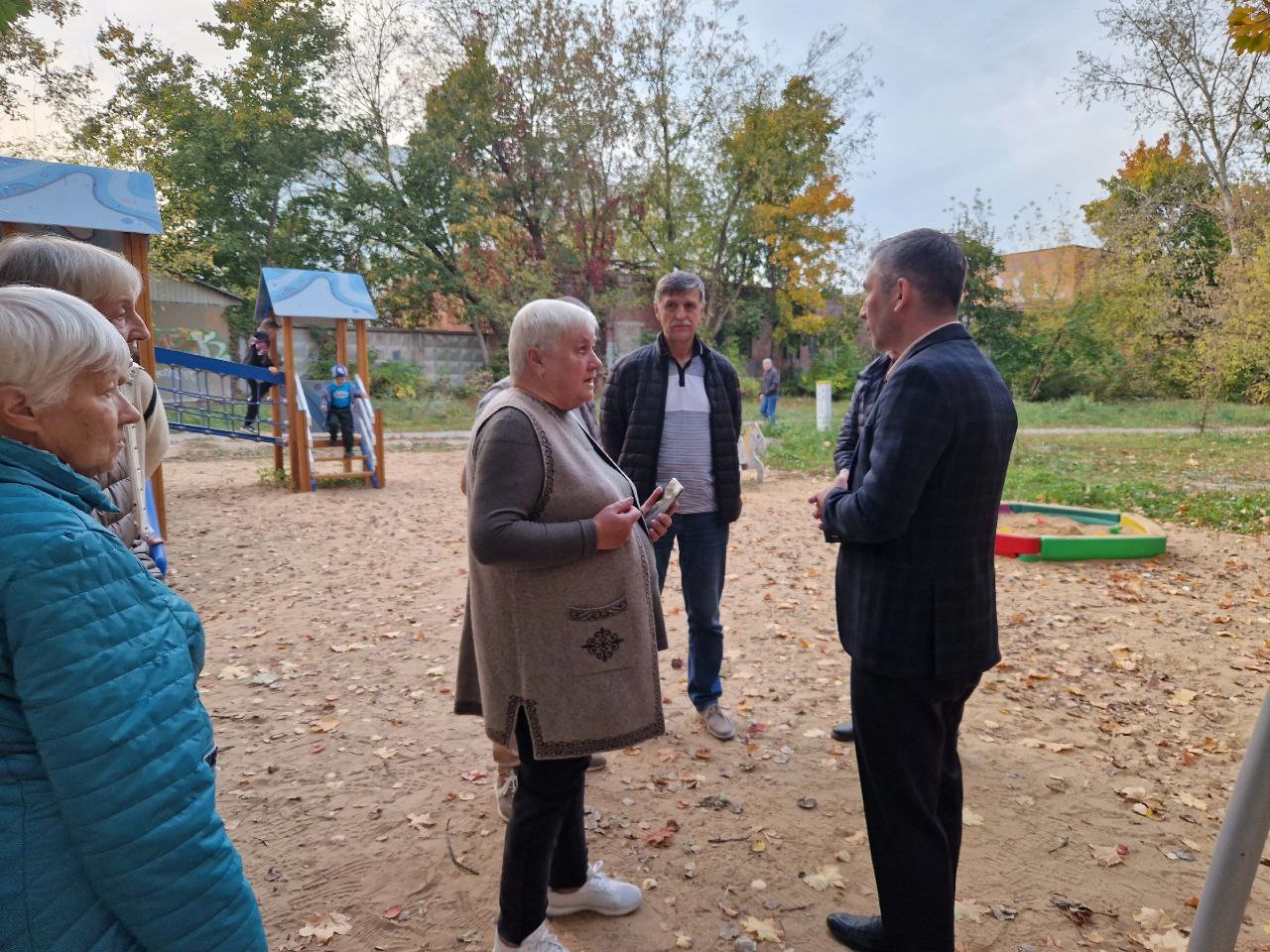 Первый заместитель главы городского округа Фрязино Нодар Бощеван провел встречу с жителями д.17 и 19 по проспекту Мира