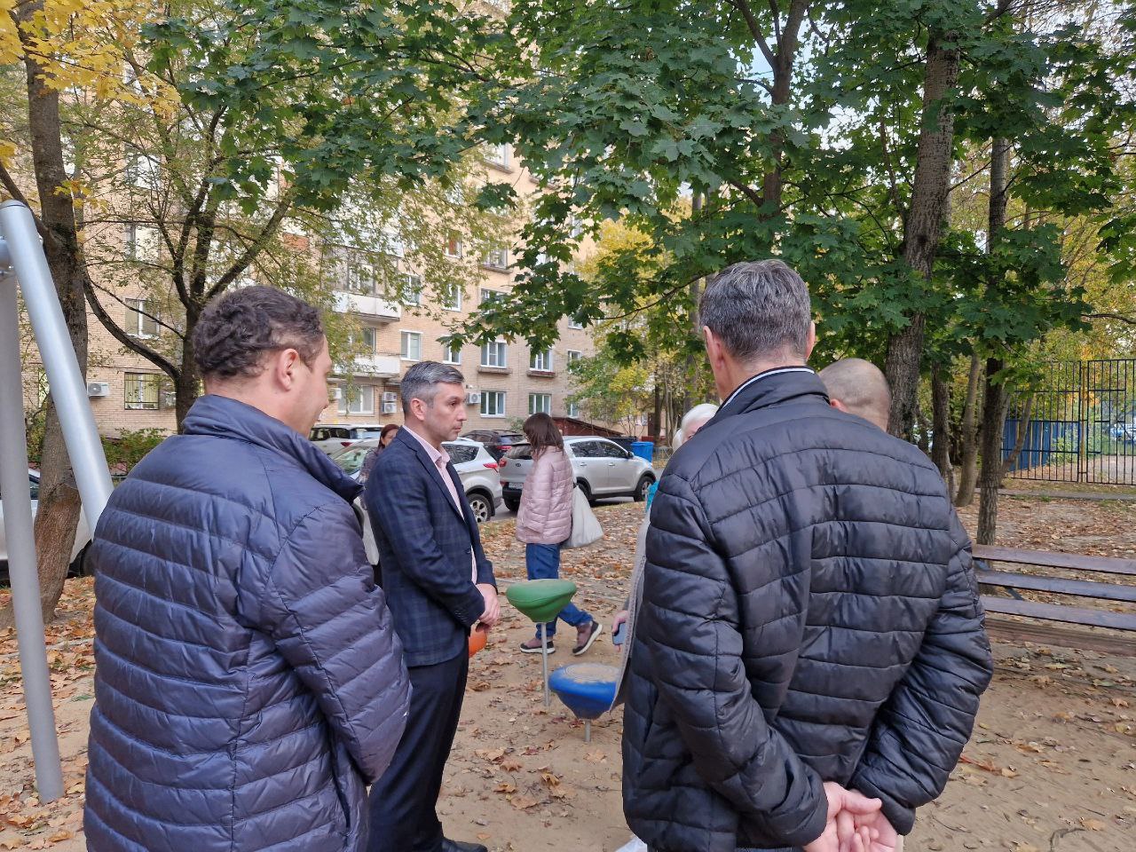 Первый заместитель главы городского округа Фрязино Нодар Бощеван провел встречу с жителями д.17 и 19 по проспекту Мира