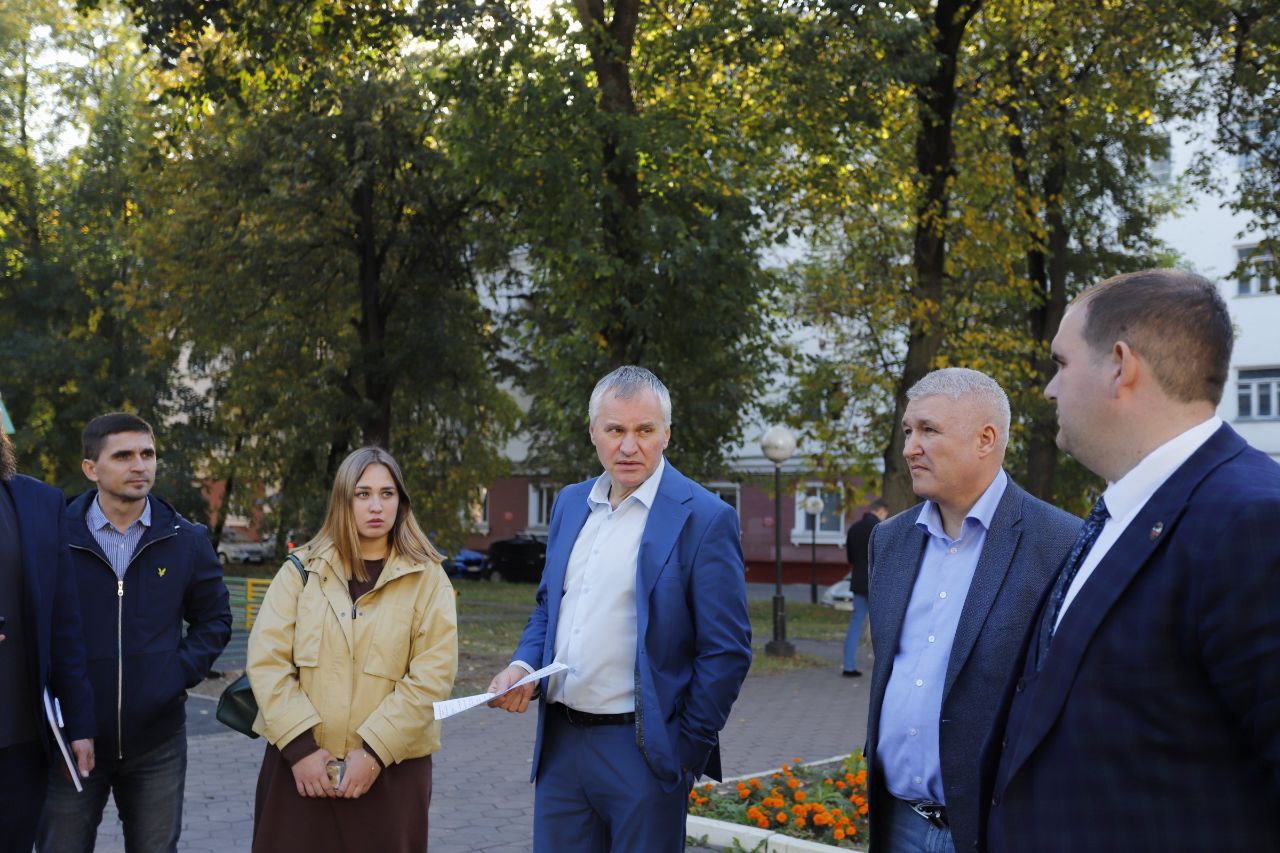 Глава городского округа Фрязино Дмитрий Воробьев проверил ход работ по обустройству новых детских игровых площадок