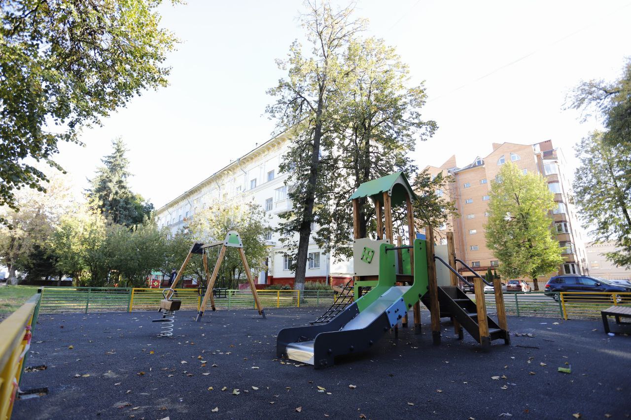 Глава городского округа Фрязино Дмитрий Воробьев проверил ход работ по обустройству новых детских игровых площадок