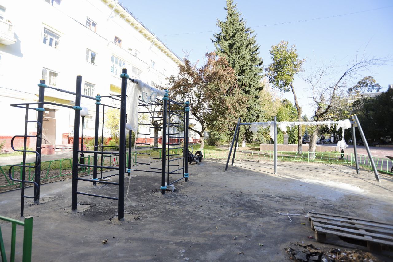Глава городского округа Фрязино Дмитрий Воробьев проверил ход работ по обустройству новых детских игровых площадок