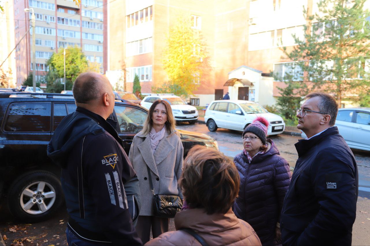 Заместитель главы городского округа Фрязино Виктория Оганезова провела обход закрепленной территории по ул. Октябрьская, д. 9, 11 и ул. Лесная, д. 1, 3, 5