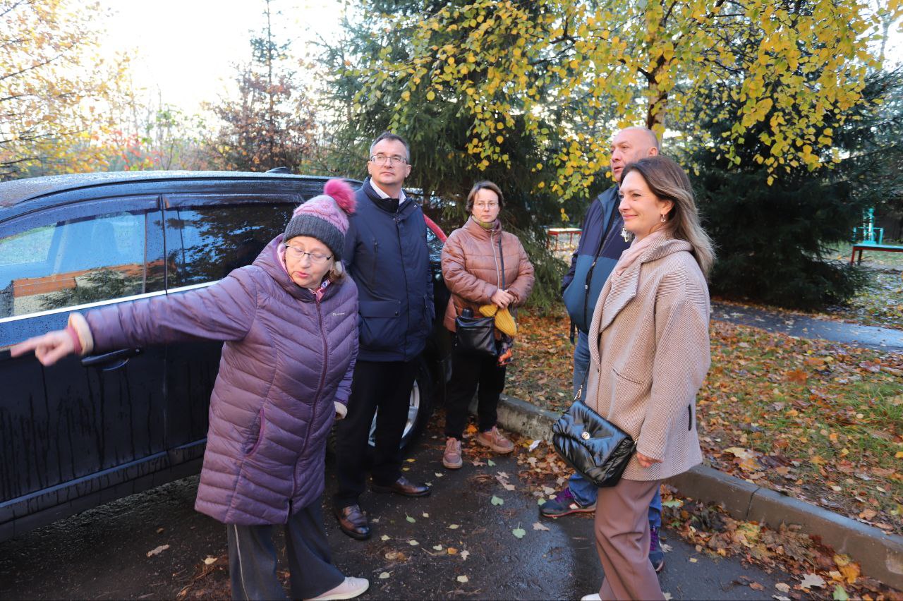 Заместитель главы городского округа Фрязино Виктория Оганезова провела обход закрепленной территории по ул. Октябрьская, д. 9, 11 и ул. Лесная, д. 1, 3, 5