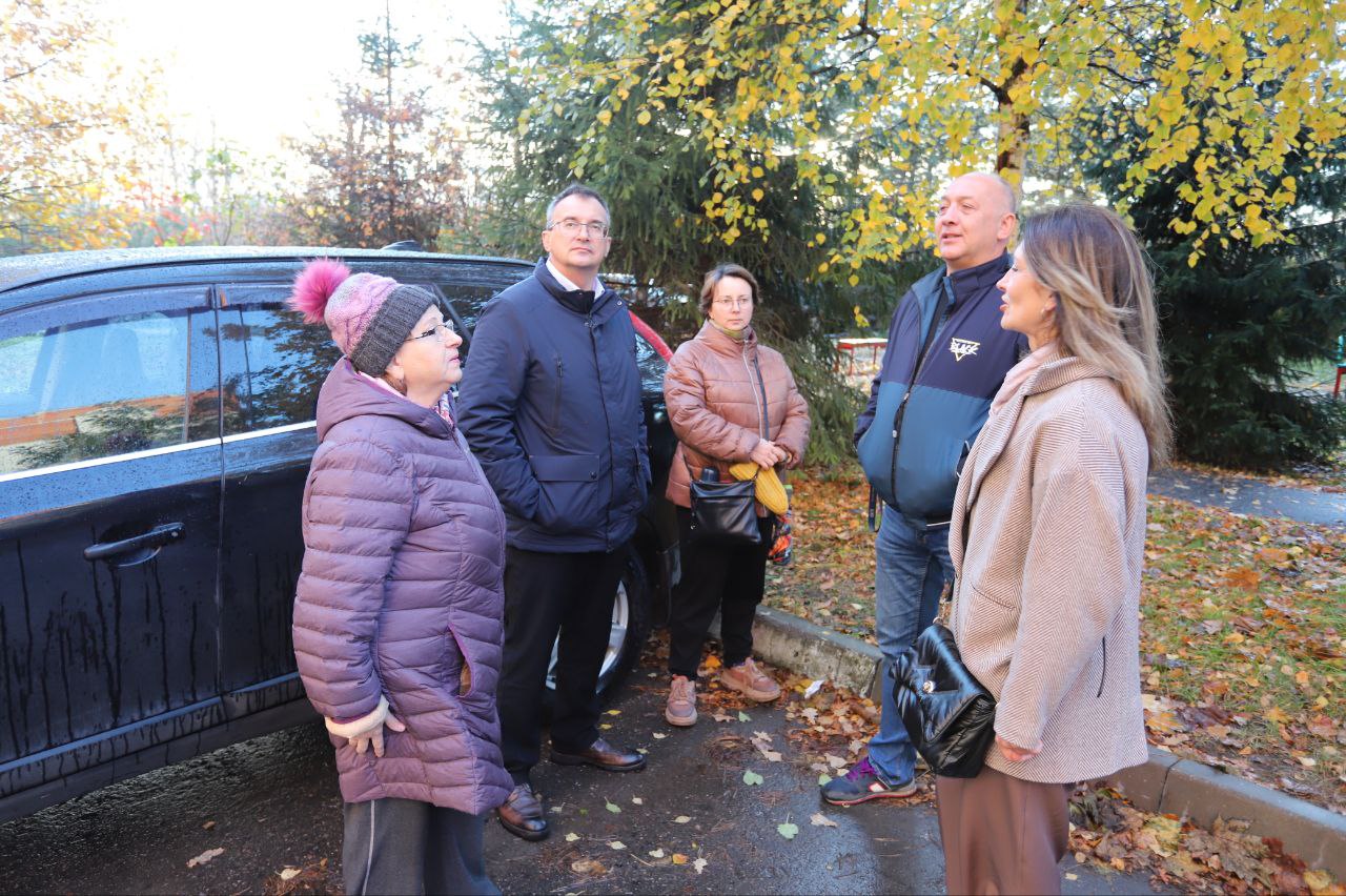 Заместитель главы городского округа Фрязино Виктория Оганезова провела обход закрепленной территории по ул. Октябрьская, д. 9, 11 и ул. Лесная, д. 1, 3, 5