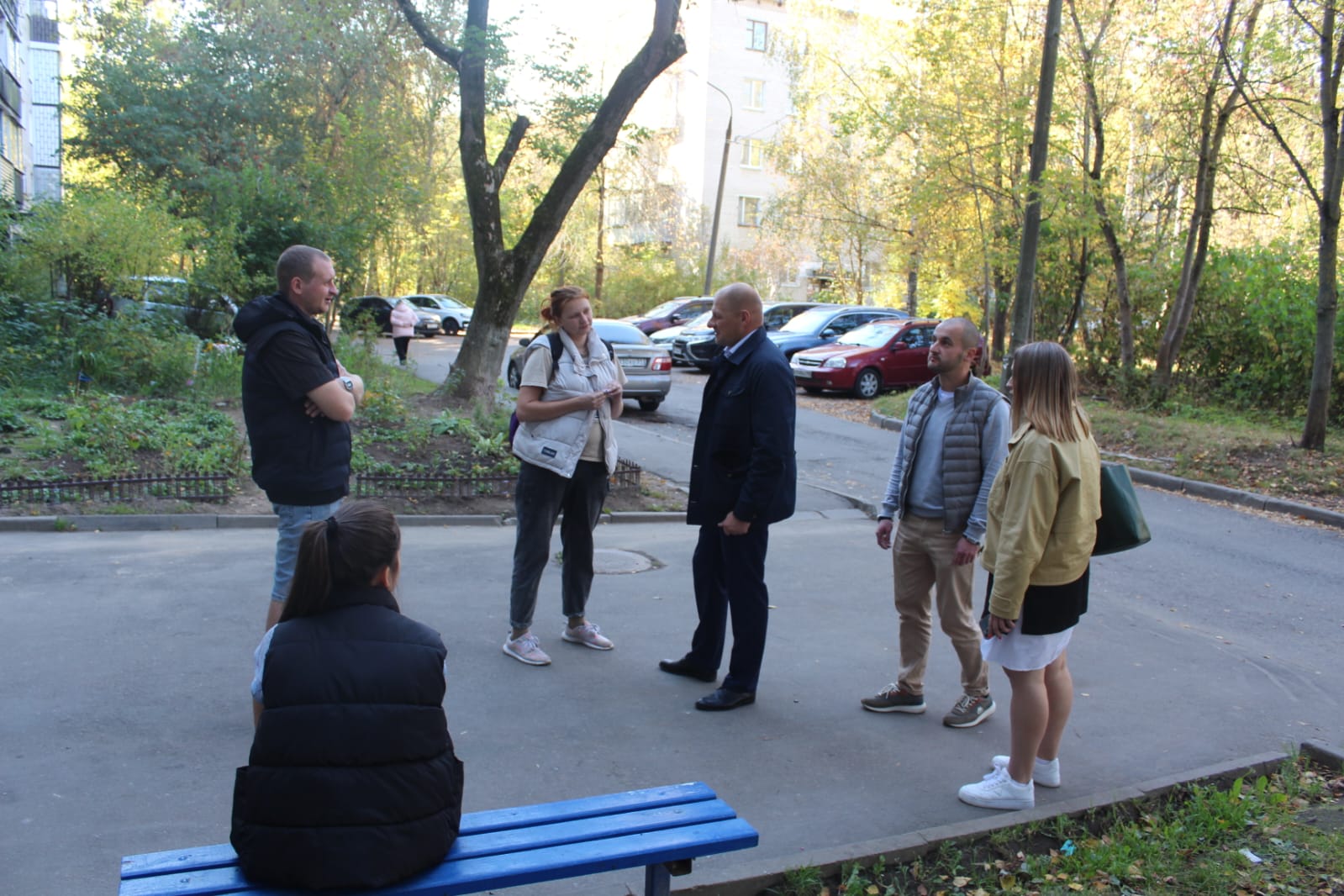 Заместитель главы городского округа Фрязино Антон Тропин вновь встретился с жителями дома №16 по улице Полевая