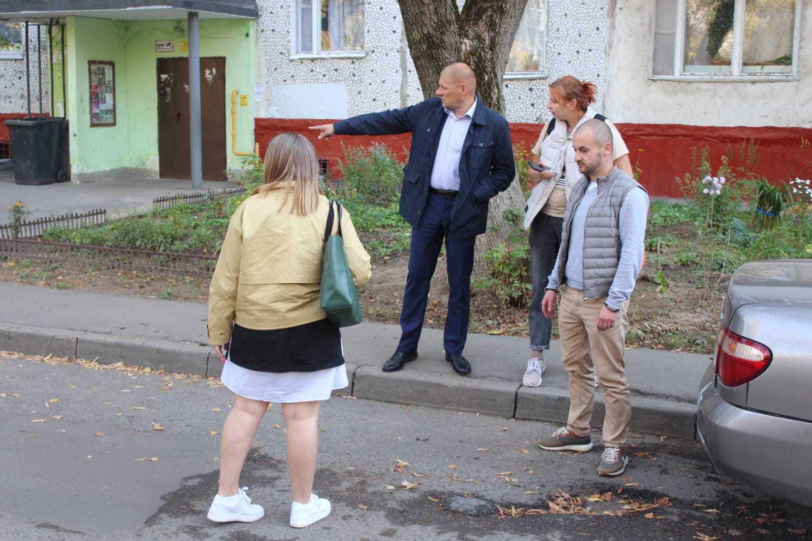 Заместитель главы городского округа Фрязино Антон Тропин вновь встретился с жителями дома №16 по улице Полевая