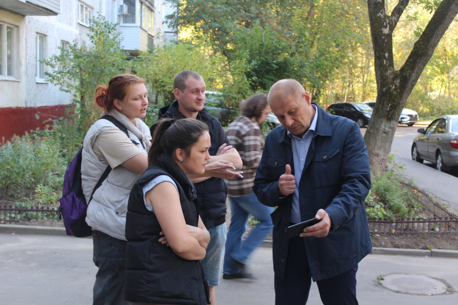 Заместитель главы городского округа Фрязино Антон Тропин вновь встретился с жителями дома №16 по улице Полевая