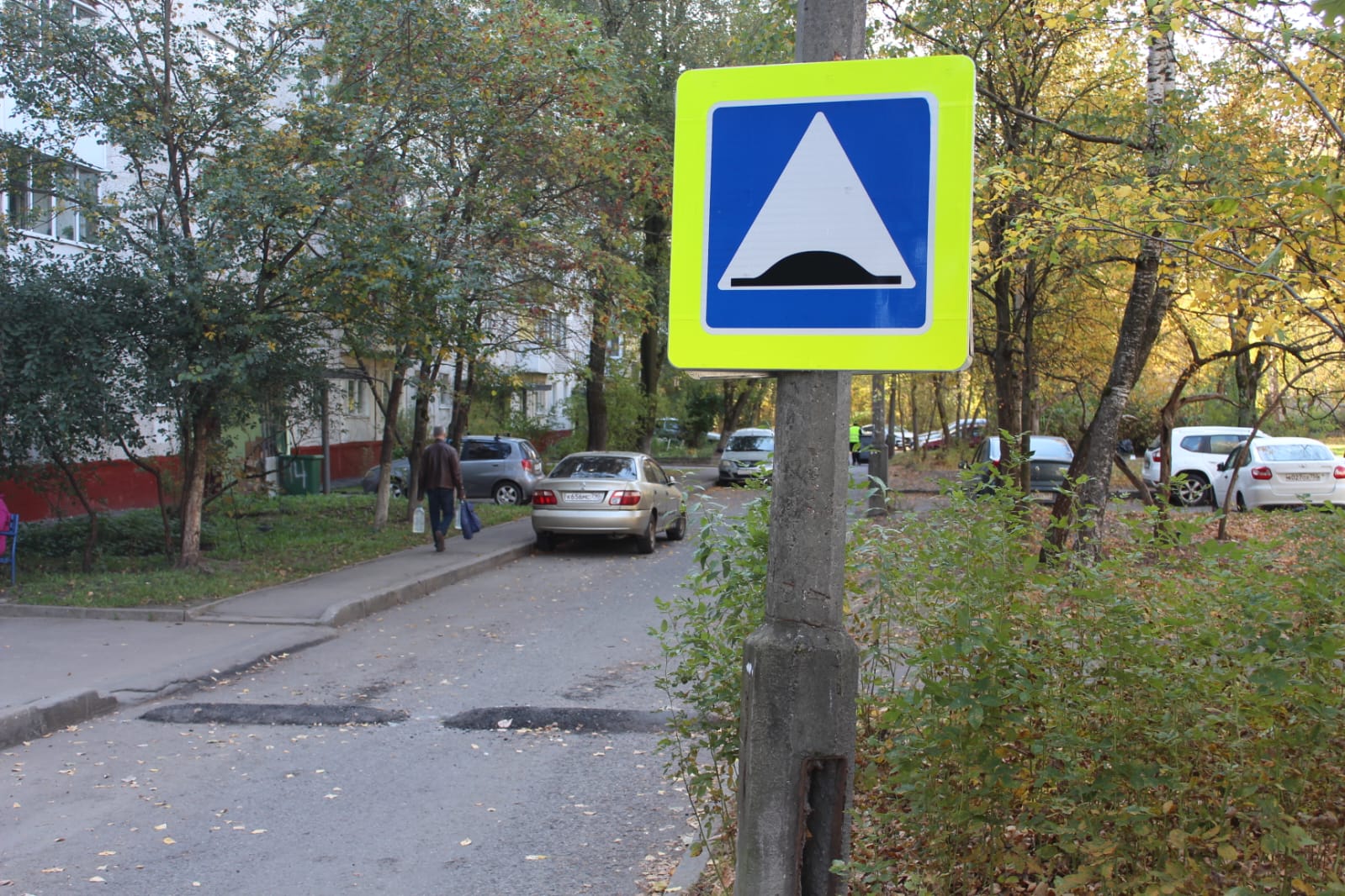 Заместитель главы городского округа Фрязино Антон Тропин вновь встретился с жителями дома №16 по улице Полевая