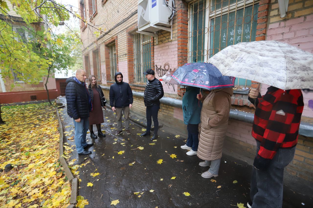 Заместитель главы городского округа Фрязино Антон Тропин провел встречу с жителями третьего микрорайона по адресу улица Полевая, д.6
