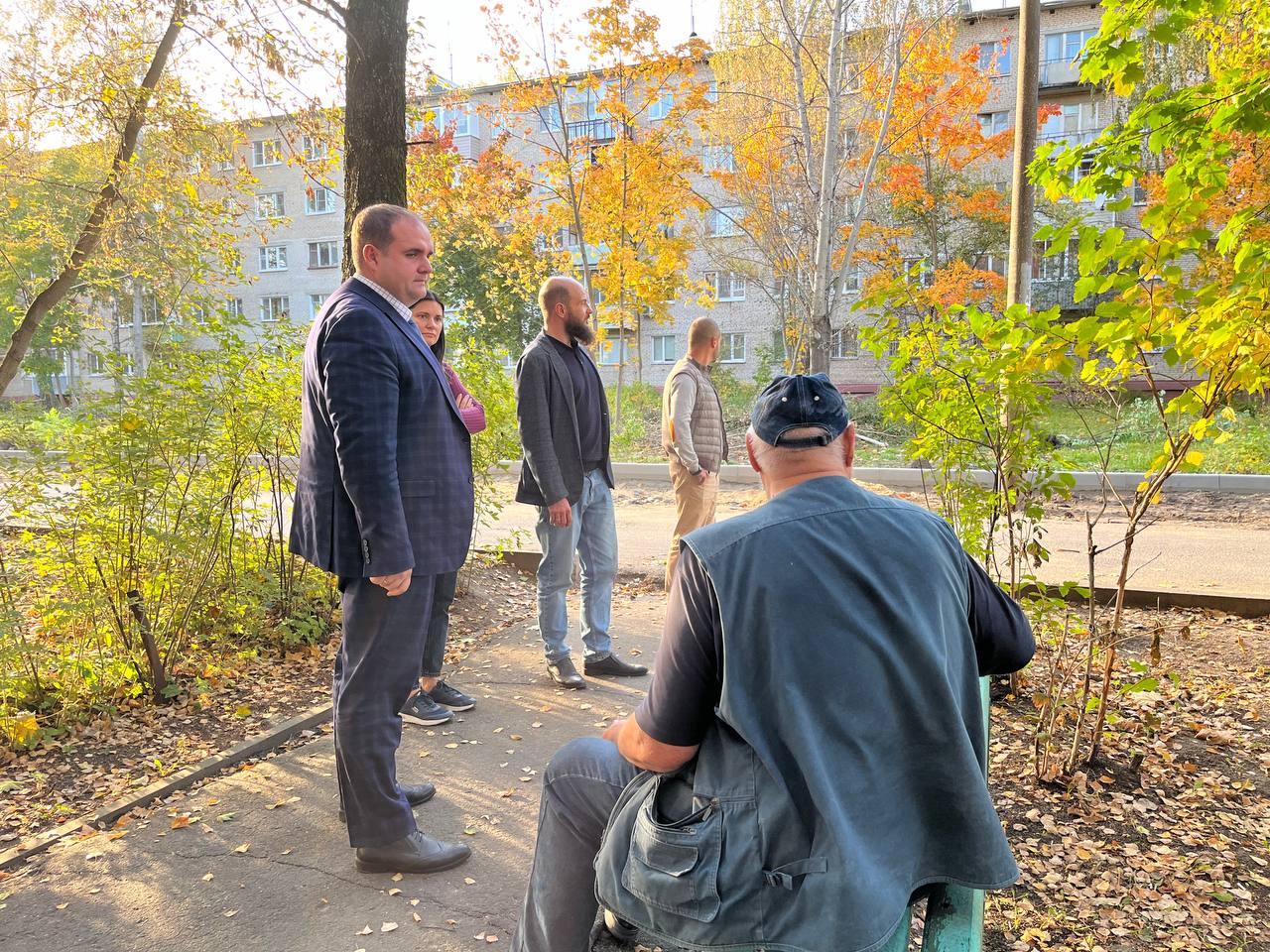 Заместитель главы городского округа Фрязино Артем Вольчак встретился с жителями дома №9 по улице Полевой