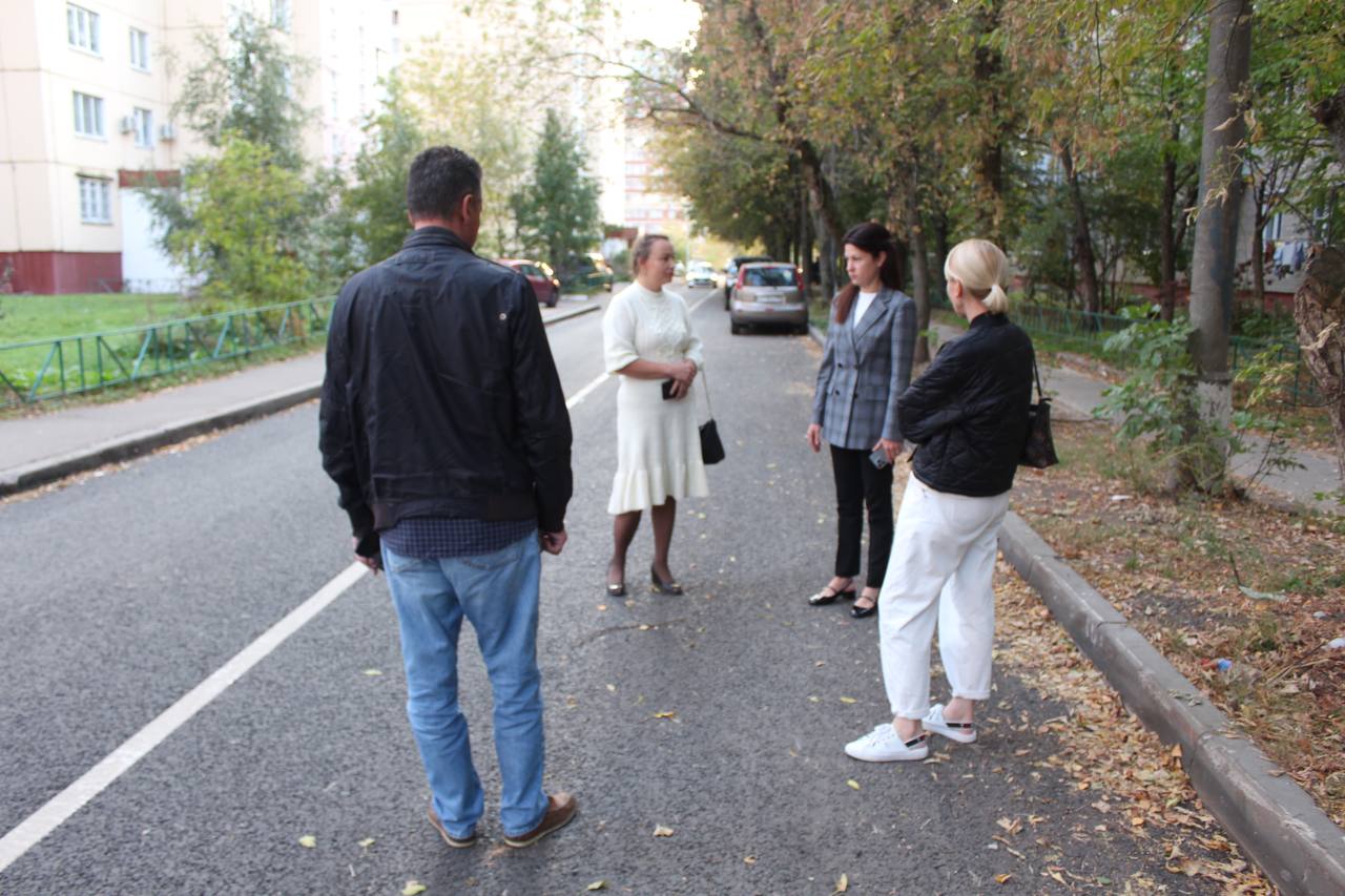Заместитель главы городского округа Фрязино Наталья Силаева встретилась с жителями в районе дома №10 по улице Попова