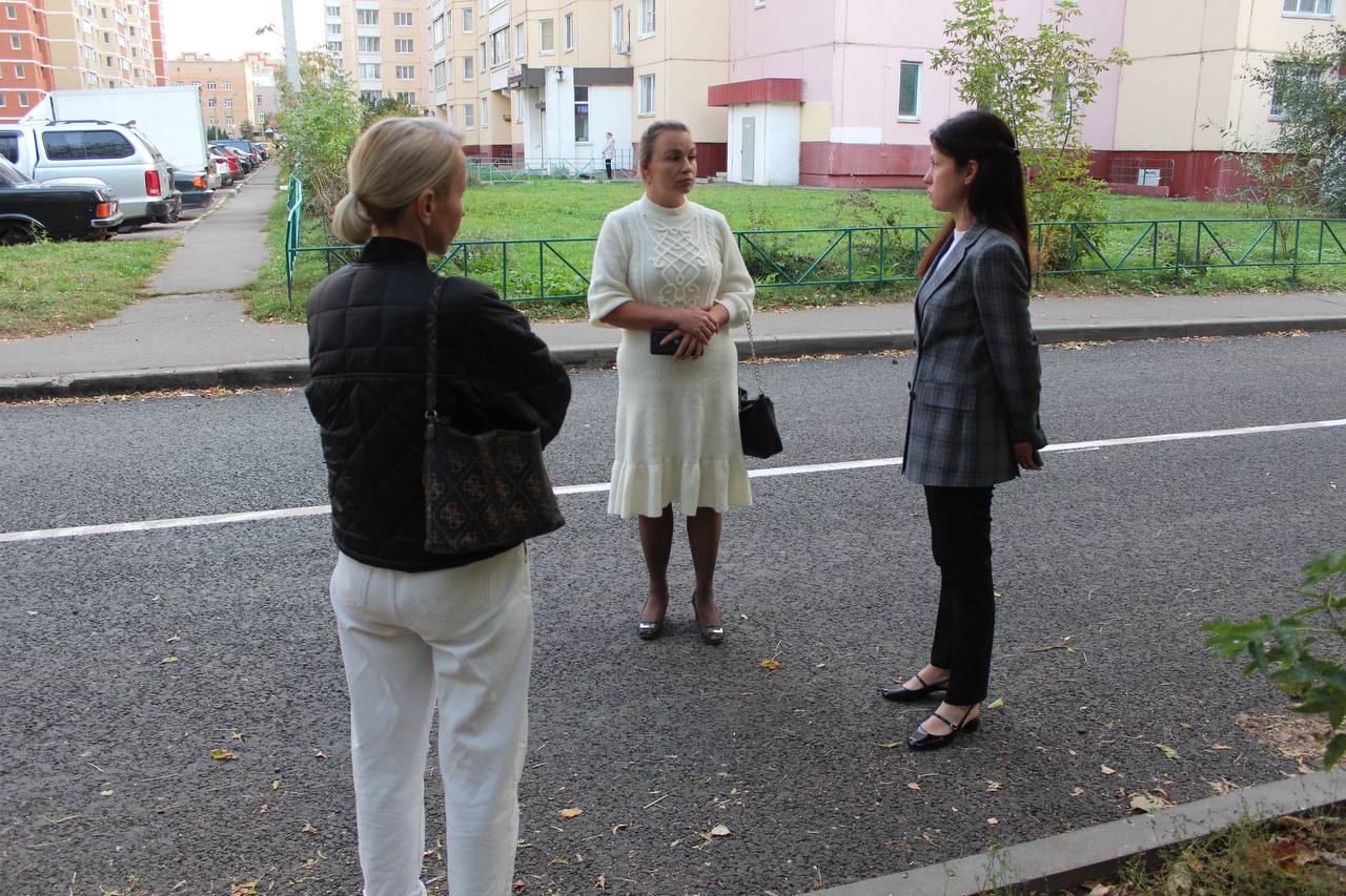 Заместитель главы городского округа Фрязино Наталья Силаева встретилась с жителями в районе дома №10 по улице Попова