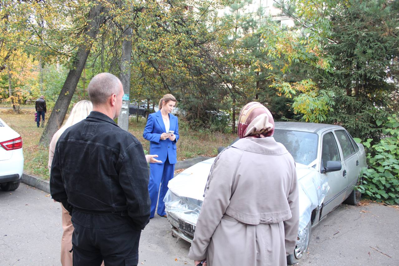 Заместитель главы городского округа Фрязино Наталия Князева продолжает осуществлять традиционные обходы городских территорий по обращениям жителей