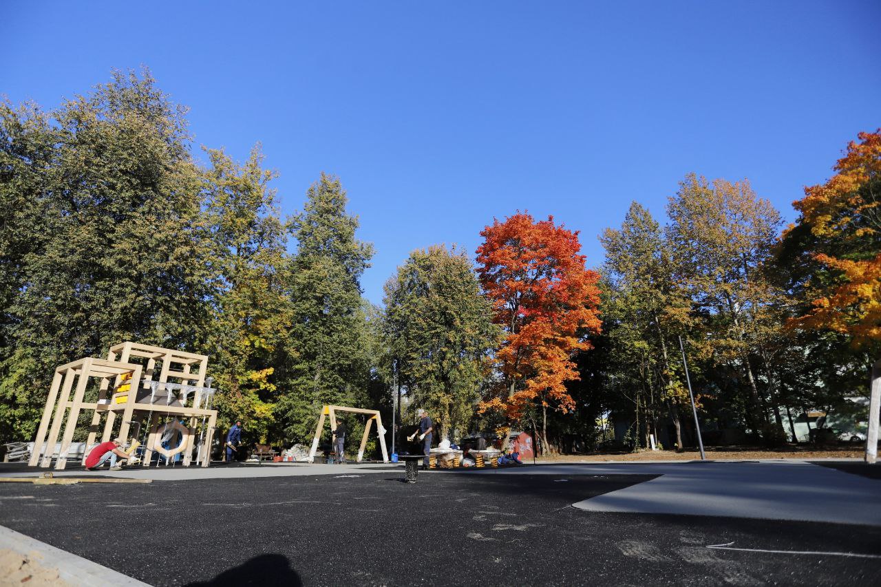 Обустройство нового сквера на улице Институтской, 10А