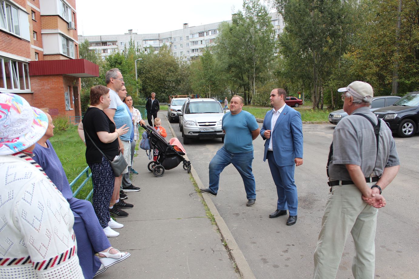 Заместитель главы городского округа Фрязино Артём Вольчак встретился с жителями домов 2 и 4 по проезду Павла Блинова