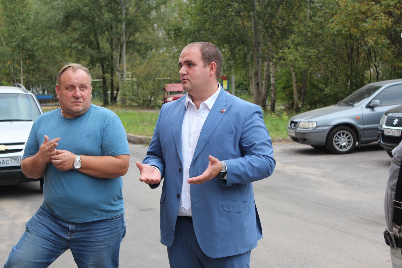 Заместитель главы городского округа Фрязино Артём Вольчак встретился с жителями домов 2 и 4 по проезду Павла Блинова