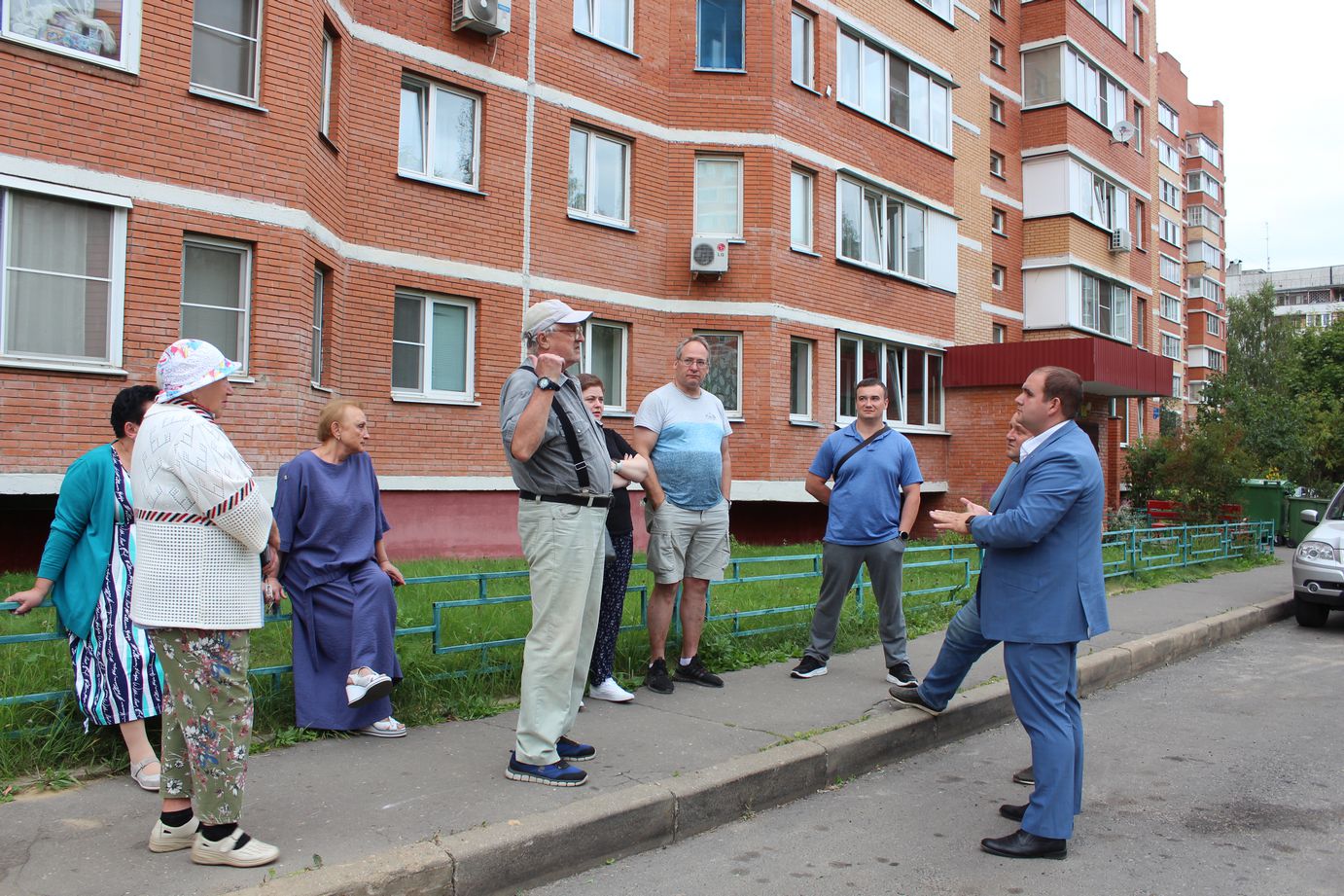 Заместитель главы городского округа Фрязино Артём Вольчак встретился с жителями домов 2 и 4 по проезду Павла Блинова