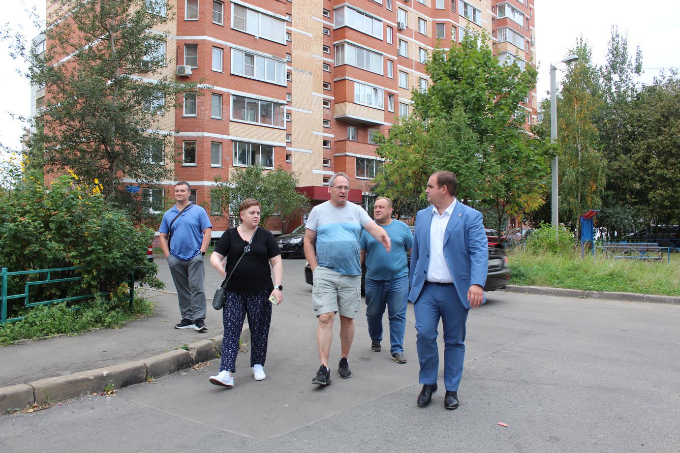 Заместитель главы городского округа Фрязино Артём Вольчак встретился с жителями домов 2 и 4 по проезду Павла Блинова