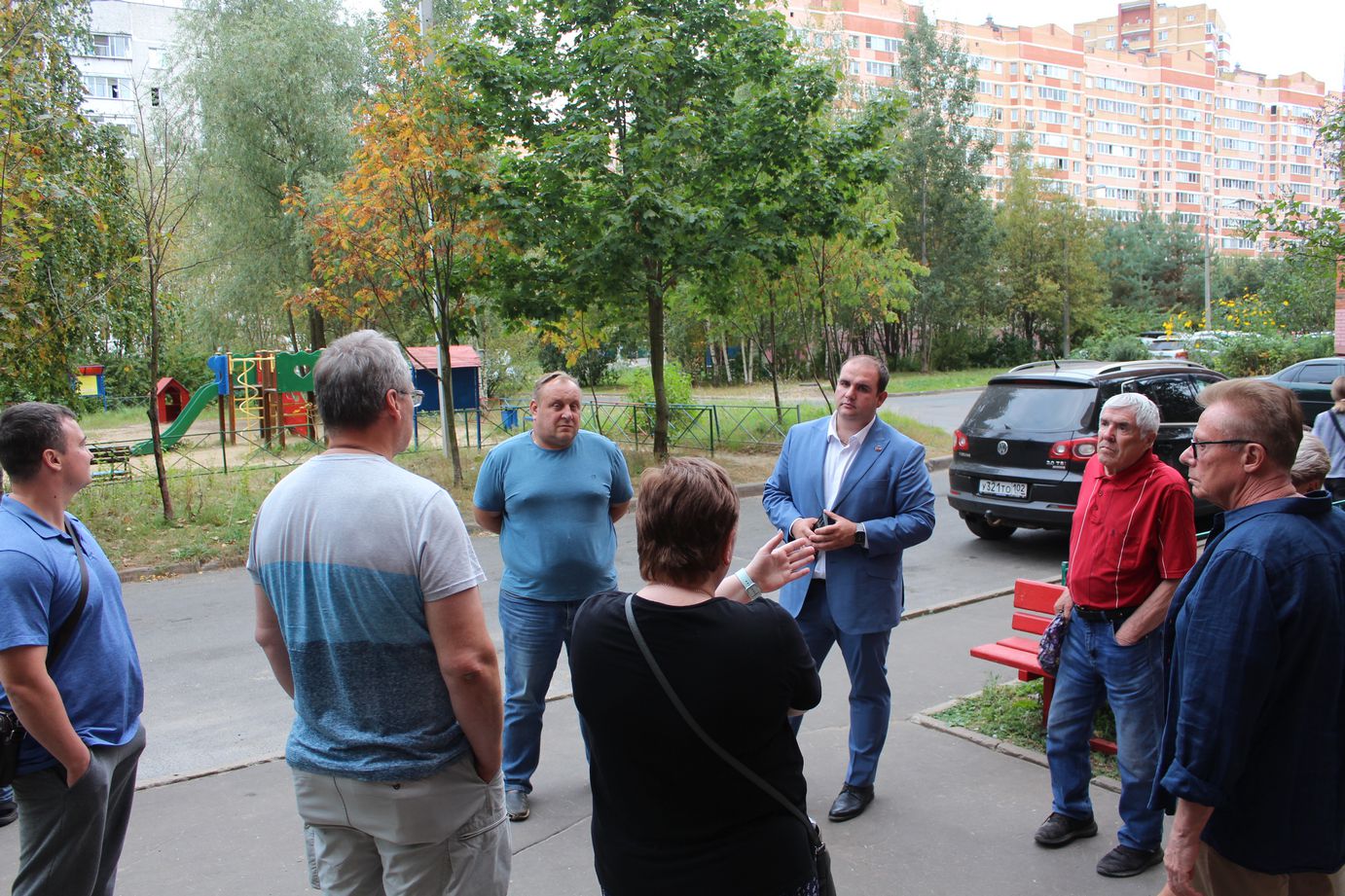 Заместитель главы городского округа Фрязино Артём Вольчак встретился с жителями домов 2 и 4 по проезду Павла Блинова