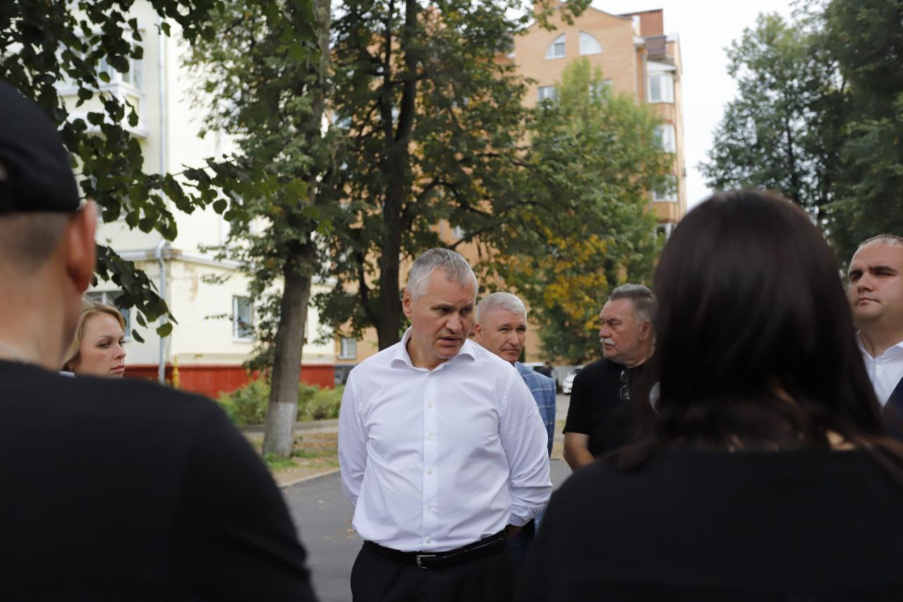 Глава городского округа Фрязино Дмитрий Воробьев вместе с жителями проверил ход работ по обустройству новых детских площадок