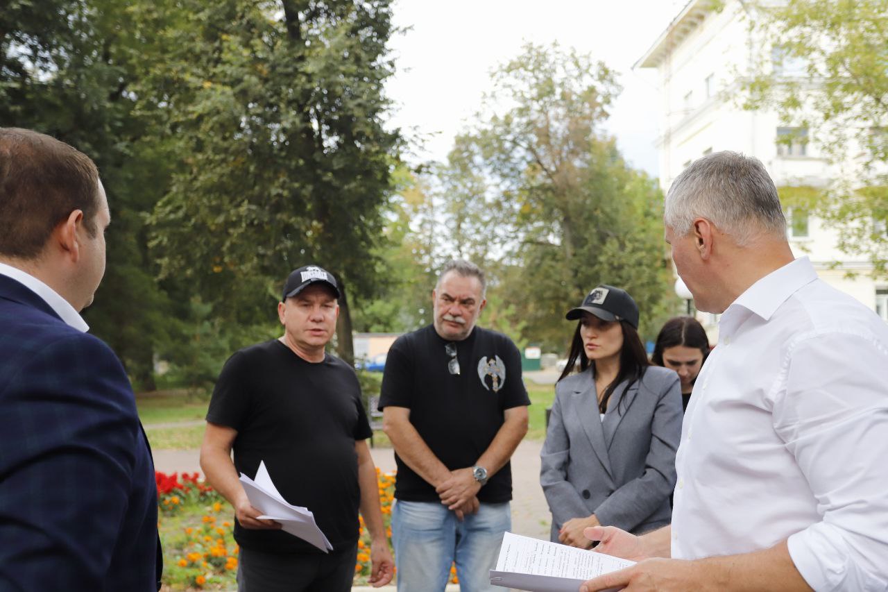 Глава городского округа Фрязино Дмитрий Воробьев вместе с жителями проверил ход работ по обустройству новых детских площадок