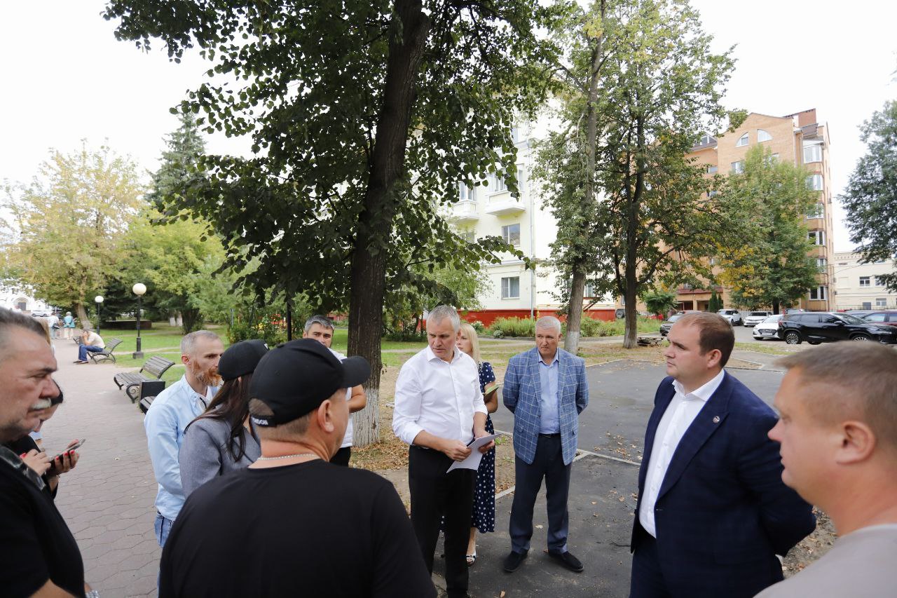 Глава городского округа Фрязино Дмитрий Воробьев вместе с жителями проверил ход работ по обустройству новых детских площадок