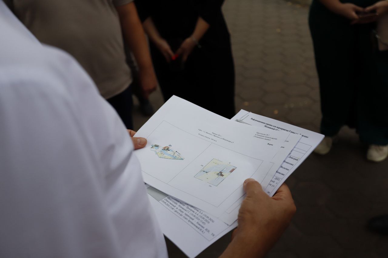 Глава городского округа Фрязино Дмитрий Воробьев вместе с жителями проверил ход работ по обустройству новых детских площадок