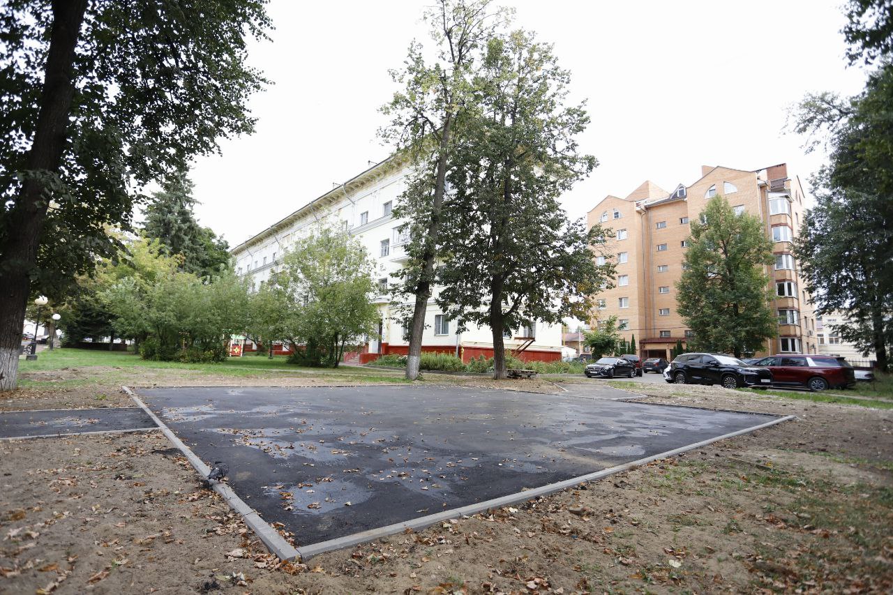 Глава городского округа Фрязино Дмитрий Воробьев вместе с жителями проверил ход работ по обустройству новых детских площадок