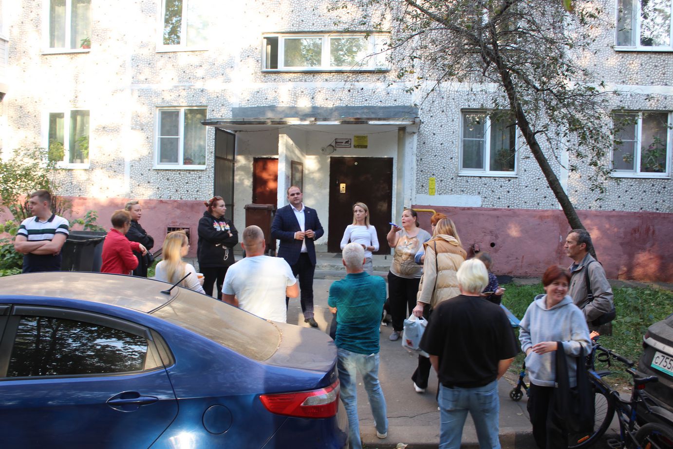 Заместитель главы городского округа Фрязино Артём Вольчак встретился с жителями дома №3 по улице Десантников