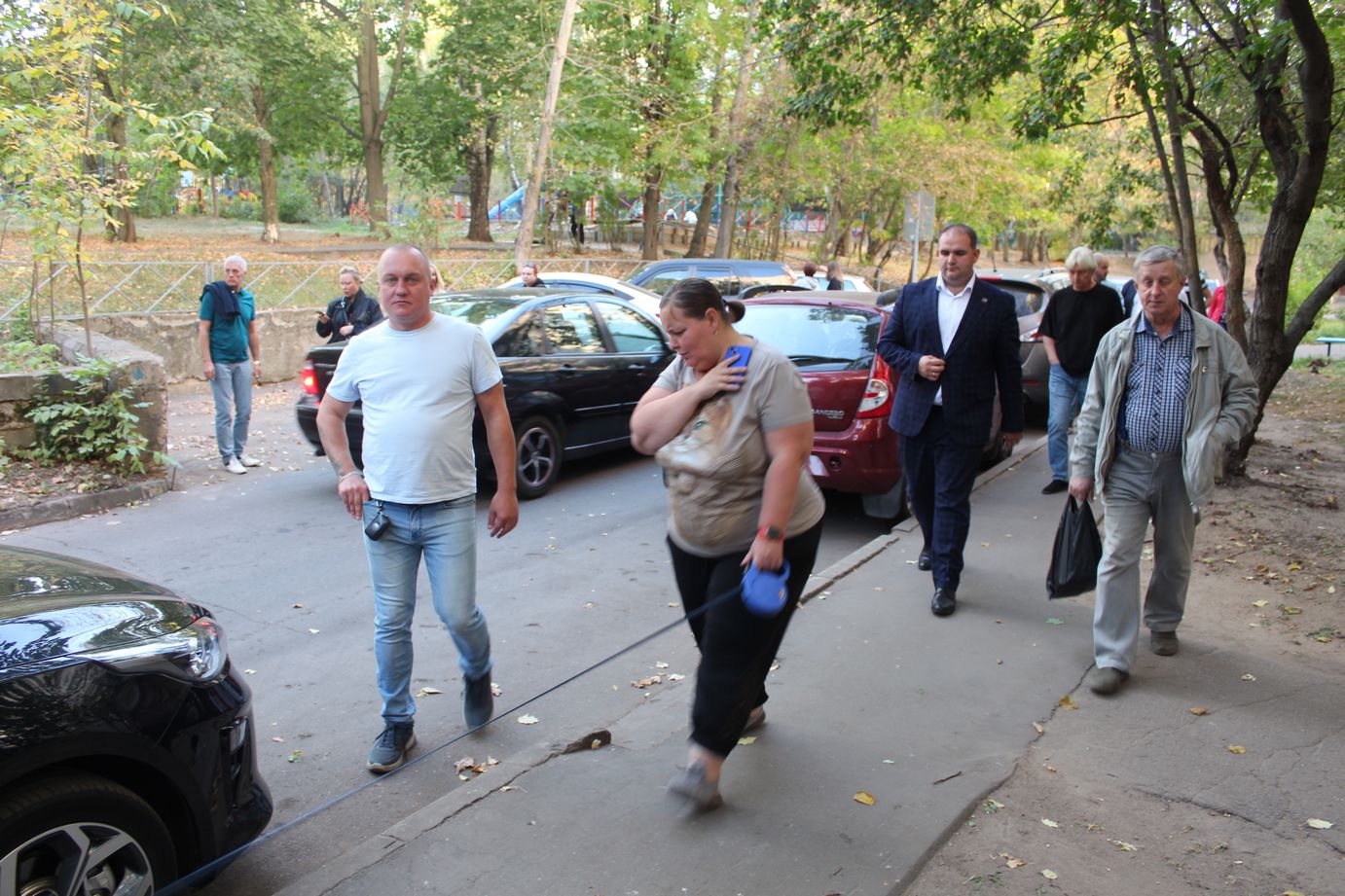 Заместитель главы городского округа Фрязино Артём Вольчак встретился с жителями дома №3 по улице Десантников