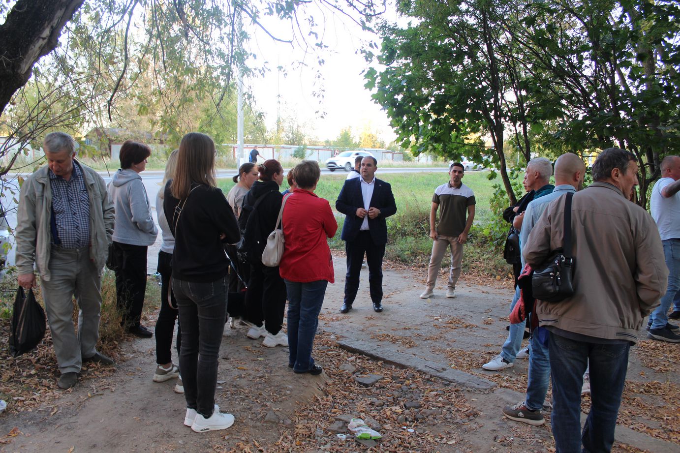 Заместитель главы городского округа Фрязино Артём Вольчак встретился с жителями дома №3 по улице Десантников