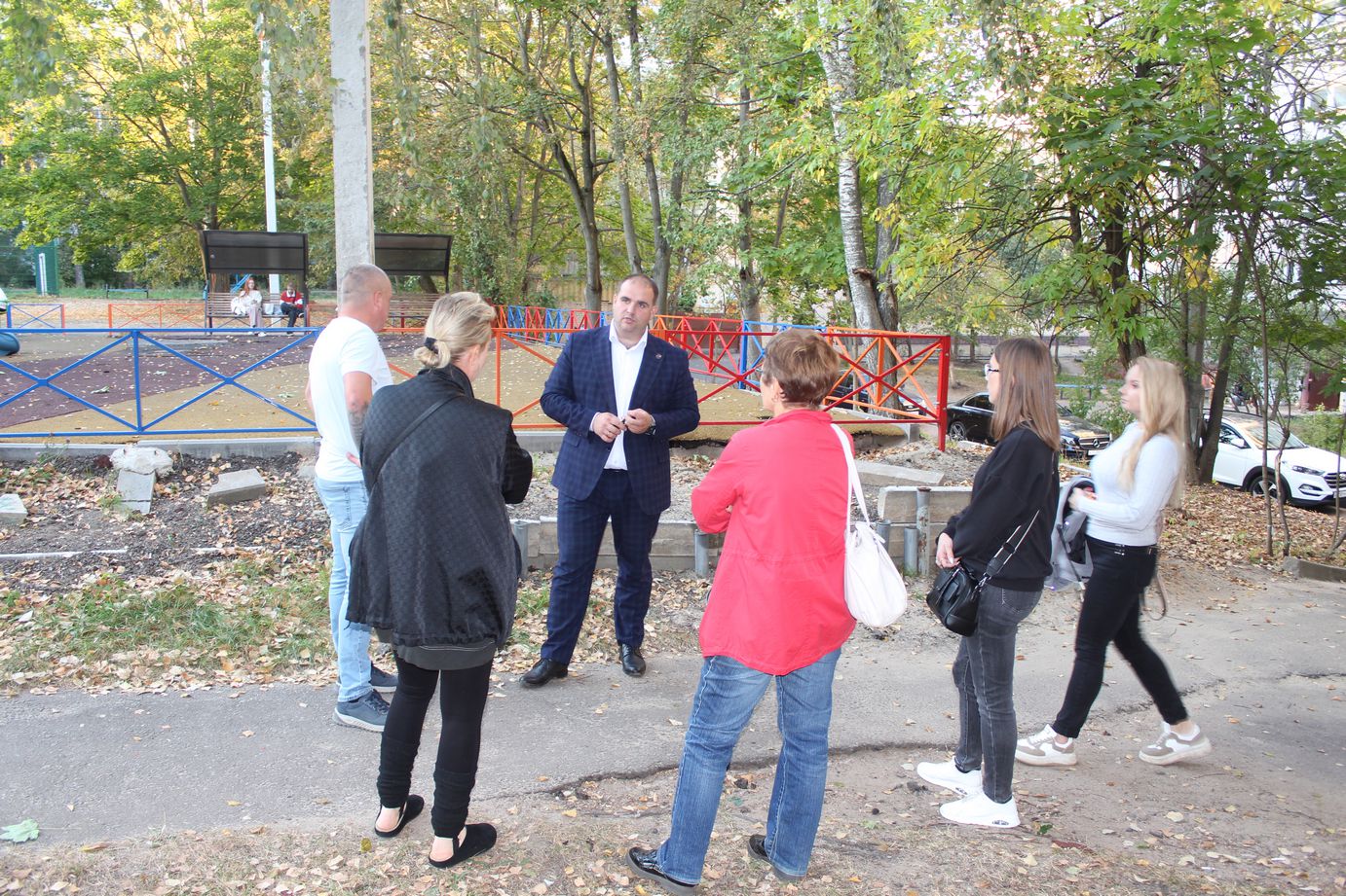 Заместитель главы городского округа Фрязино Артём Вольчак встретился с жителями дома №3 по улице Десантников